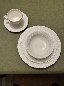 Wedgwood Queensware Cream on Cream Shell Edge 2-5 Piece Place Settings - Picture 1 of 12