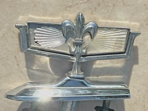 1987 88 89 90 CHEVROLET CAPRICE HOOD ORNAMENT HEADER PANEL EMBLEM W/ BASE - Picture 1 of 13
