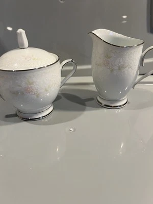 Juego de crema y azúcar Noritake patrón tentación Foto 1 de 4