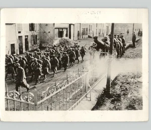 Marines de EE.UU. saludando a aliados franceses ruta al frente 1918 Francia Primera Guerra Mundial foto de prensa - Imagen 1 de 2