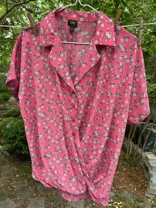 LEE Shirt/Top Woman’s Size L Pink Paisley Short Sleeve Top Scoop Hem Poly Blend - Picture 1 of 7