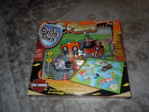 MAISTO HARLEY-DAVIDSON CYCLE TOWN CITY STREETS PLAYSET SILVER TOW VEHICLE NEW OS - Picture 1 of 8