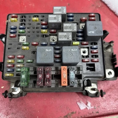 15328806-05 GMC 2000 2001 2002 Sierra Fuse Box Engine Bay 1500 2500 2500 OEM I84 - Image 1 of 4