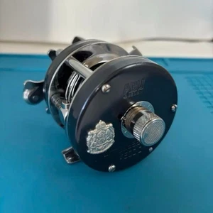 Mulinello ABU Ambassadeur 4500C Classic Blu Grigio Baitcasting Svezia 1989-1990 Vintage - Foto 1 di 6