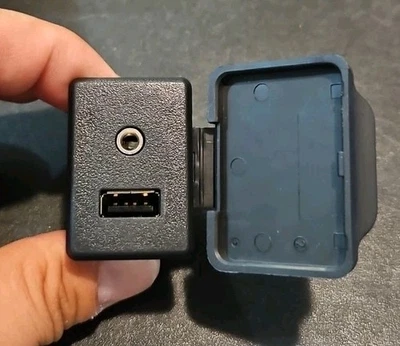 Conector USB de audio auxiliar 28023-9KF1A para Nissan Sentra Versa Note 2015-2017 Foto 1 de 4