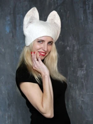 白色毛毡动物帽适合已经拥有一切的人 — 第 1/3 张图片