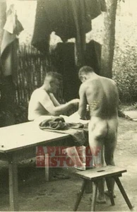 FOTO ORIGINAL DE DESNUDOS ALEMANES DE LA SEGUNDA GUERRA MUNDIAL SOLDADOS DESNUDOS DESNUDOS TOMANDO EL SOL - Imagen 1 de 2