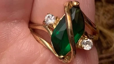 Кольцо женское желтое золото 14 карат размер 7 зеленый камень - Изображение 1 из 4