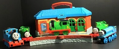 Estuche de transporte Thomas the Train & Friends Take Along Roundhouse Station 5 motores Foto 1 de 4