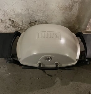 Weber Q220 inklusive Seitentische + neuer Gussrost - Bild 1 von 4