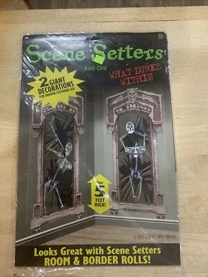 Lo que acecha dentro de esqueleto decoraciones de pared casa de Halloween escena gótica Foto 1 de 4