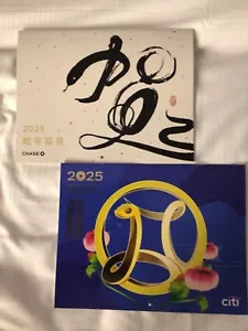 Chase Bank & Citi Bank 2025 Anno del Serpente Calendario Set di 2 Nuovi - Foto 1 di 17