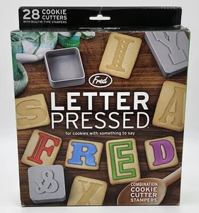 Cortadores de galletas Fred ""Letter Pressed"" 28 con estampadores incorporados - Imagen 1 de 6