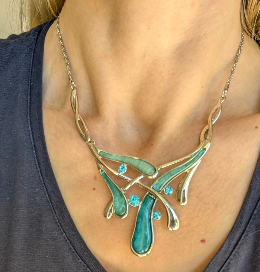 Juego de collar y pendientes de resina azul llamativo tono plata cristales modernistas Foto 1 de 4