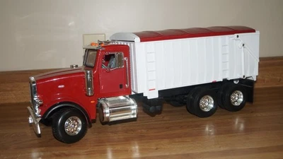Camión de volteo Peterbilt Big Farm Grain de colección por ERTL 21,3" DE LARGO por 8,0" de ALTO Foto 1 de 4