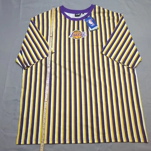 New Era NBA La Lakers Oversized Tee Herren Xxl Lila Gelb Bestickt Spellout - Bild 1 von 16