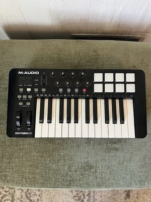 Controlador Midi USB de 25 teclas M-Audio OXYGEN 25 MKV Foto 1 de 3