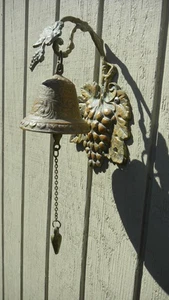 Vintage Gusseisen Bronze Glocke Wandhalterung mit Trauben Weinberg - Bild 1 von 3
