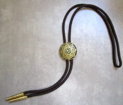 Corbata Bolo Esmalte Damasceno Estrella Judía Marrón Cordón Pesado Puntas Tono Dorado Foto 1 de 4