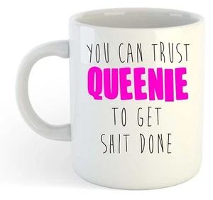 You Can Trust Queenie To Get S--t Done - Funny Named Gift Mug Pink - Foto 1 di 1