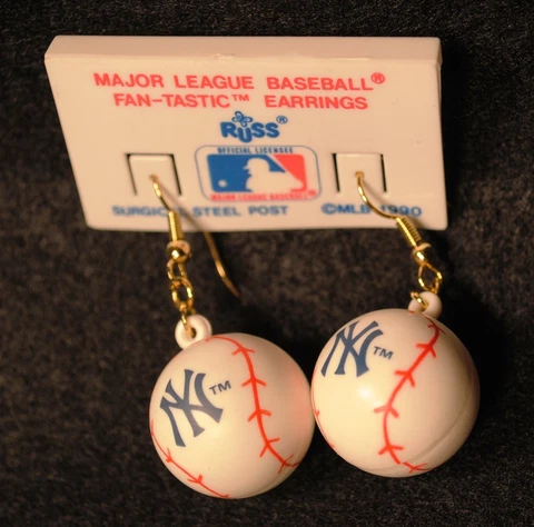 1990 DATED NEW YORK YANKEES MLB BASEBALL EARRINGS UNUSED MINT CONDITION ON CARD Cover