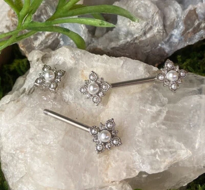 PAR de anillos para pezones con extremos de flores pavimentados de perlas y cristales escudos barras de colección Foto 1 de 2