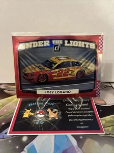 Scheda olografica Donruss Racing SOTTO LE LUCI 2022 JOEY LOGANO /199 Shell - Foto 1 di 2