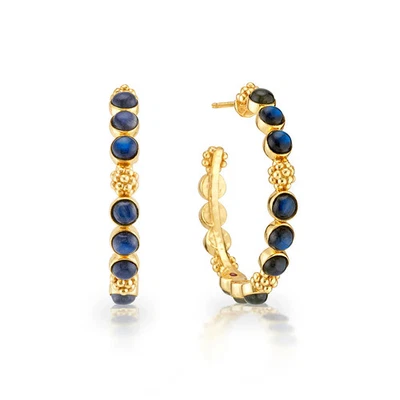 Pendientes de aro medianos de latón enchapados en oro amarillo con gema de bayas de labradorita Foto 1 de 4