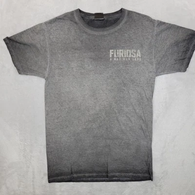 Camisa Mad Max Para Hombres Pequeña Gris Saga Furiosa Película Promo Teatros Desvanecimiento Lavado Camiseta Foto 1 de 4