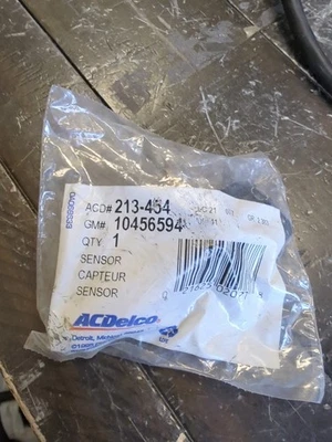 Crankshaft Position Sensor Oldsmobile Aurora Intrigue 3.5 1999-2002     10456594 - Image 1 of 2