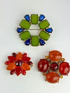 Juego de 3 prendedores broche vintage de piedras preciosas sintéticas y caubujones dorados - Imagen 1 de 7