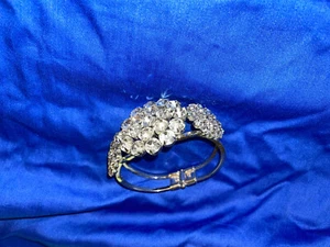 ^SILVER CLEAR RHINESTONE HINGED BANGLE BRACELET NEW NO TAGS - Picture 1 of 7