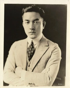 SESSUE HAYAKAWA for ROBERTSON-COLE (1922) Publicity portrait - Picture 1 of 2