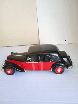 MODELLINO AUTO CITROEN 15 CV 6 Cyl 1953 - SCALA 1:18 - Immagine 1 di 4