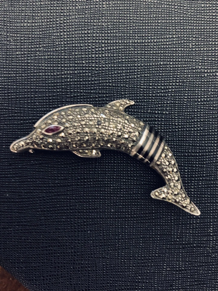 Spilla Anni 70 Delfino in argento con Rubini - Immagine 1 di 4