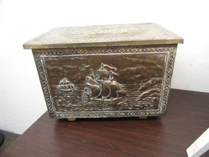 CAJA DE CARBÓN DE LATÓN VINTAGE, TRONCOS, BARCOS EN RELIEVE, ESTADO ORIGINAL AS + REVESTIMIENTO. - Imagen 1 de 14