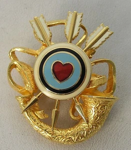 Joan Rivers Gold Tone & Enamel Archery Arrows Heart Target & Hunt Horn Pin - Picture 1 of 4