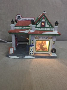 Norman Rockwell Christmas Village "Norm's Fill Up Station" 2009 "War Hero" Difícil de encontrar - Imagen 1 de 15