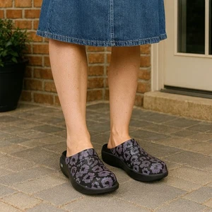 Oofos Oocloog Womens 9 Black Purple Floral Comfort Slip On Recovery Clogs Casual - Picture 1 of 16