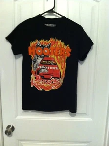 T-shirt HOOTERS Racing stile NASCAR adulto taglia small nera giunzione a increspature - Foto 1 di 4