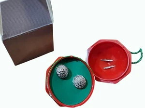 Adorno festivo vintage de bola de nieve Avon 1987 con pendientes perforados de bola de nieve nuevo en caja - Imagen 1 de 6