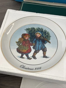 Plato de Navidad Avon Vintage 1981 compartiendo el espíritu navideño adorno dorado 22K - Imagen 1 de 10