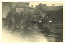 Orig. Foto 21.ID Soldaten mit Schienen-Lkw am Bahnhof Pella NEWA Russland 1942