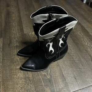 UNIVERSAL THREAD SIZE 7 WESTERN COWGIRL BOOTS WHITE ON BLACK FAUX LEATHER - Picture 1 of 5