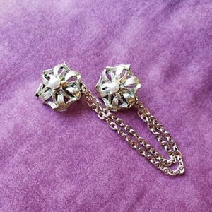 Conjunto de clip de cuello suéter navideño tono dorado con lazo de cinta vintage cadena de perlas M1 - Imagen 1 de 14