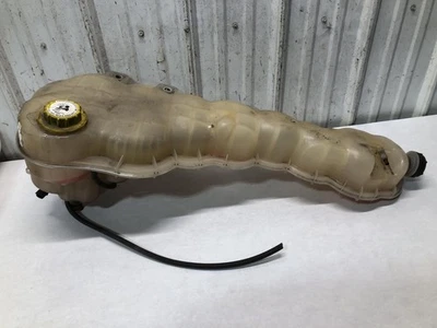 Botella de desbordamiento de radiador Freightliner Cascadia 2017-2026 - usada Foto 1 de 4