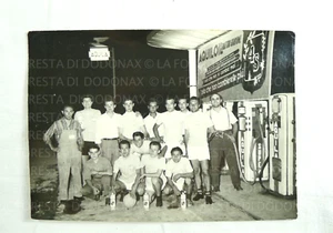 VINTAGE PHOTO FOOTBALL ORZINUOVI BRESCIA 1950 EAGLE OIL PUMP PETROL DISTRIBUTOR - Picture 1 of 2