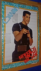 NUOVO KIDS ON THE BLOCK NKOTB DANNY WOOD POSTER MUSICALE VINTAGE 22,25"x 34,25" (1989)🔥 - Foto 1 di 5