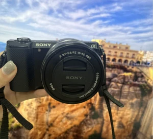 Sony Alpha a5000 Digital Mirrorless Camera Body with PZ 16-50mm Lens w/Battery - Picture 1 of 9