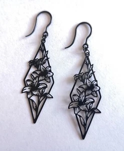 Damen hypoallergene Kunststoff Haken schwarze Lilie Blume Gothic Boho Punk Ohrringe - Bild 1 von 7